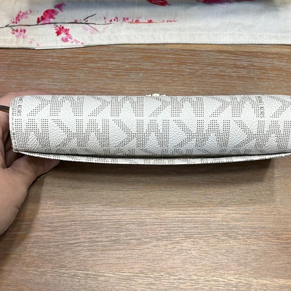 Michael Kors White and Gold Logo Wallet - Picture 6 of 10